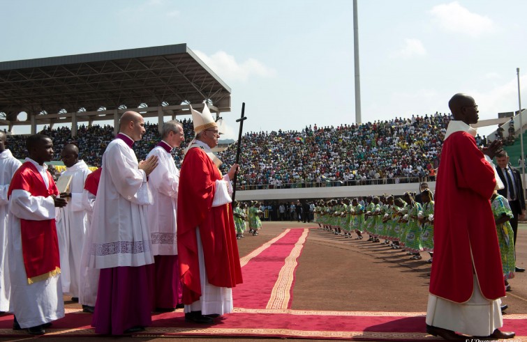 Bangui, 30 novembre 2015: Papa Francesco celebra la Messa nello stadio Barthélémy Boganda