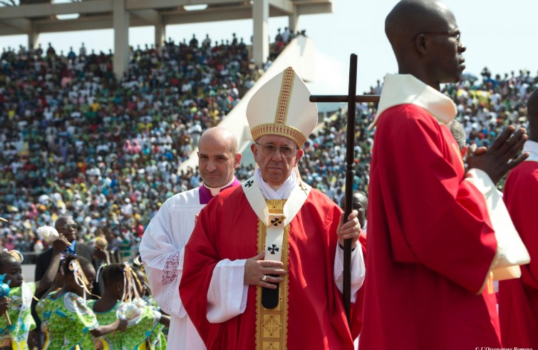 Bangui, 30 novembre 2015: Papa Francesco celebra la Messa nello stadio Barthélémy Boganda