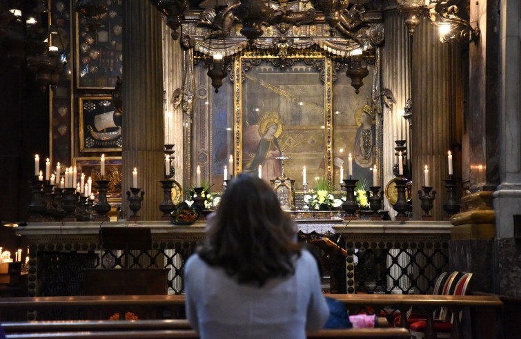 Firenze, 9 novembre 2015: Convegno di Firenze 2015 - donna prega Madonna candele