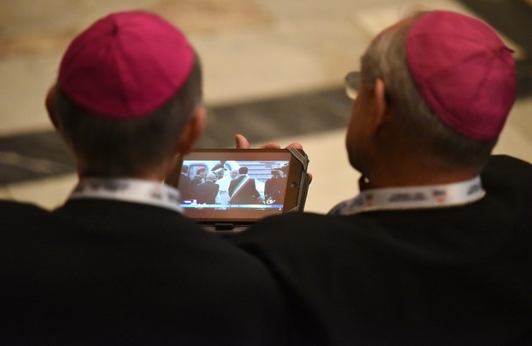 Firenze, 10 novembre 2015: visita Papa al Convegno di Firenze 2015 - vescovi guardano Papa da cellulare tablet