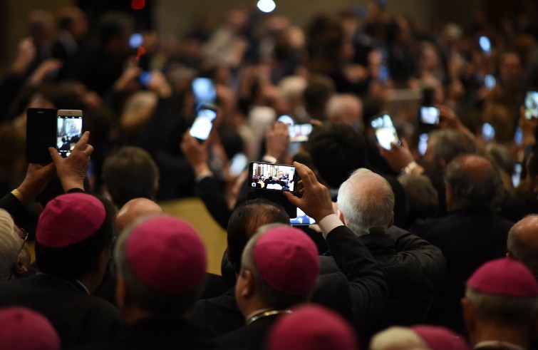 Firenze, 10 novembre 2015: visita Papa al Convegno di Firenze 2015 - vescovi con cellulare