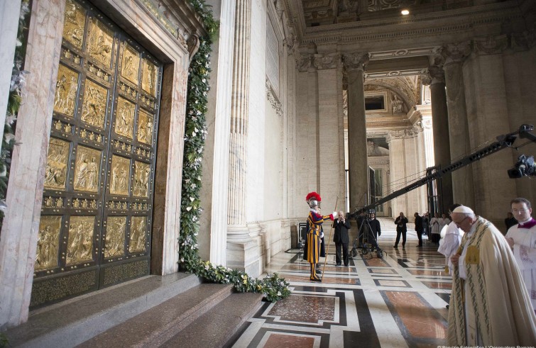 Vaticano, 8 dicembre 2015: Papa Francesco apre la Porta Santa nella basilica di San Pietro