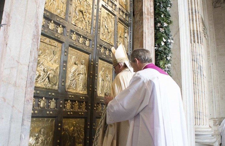 Vaticano, 8 dicembre 2015: Papa Francesco apre la Porta Santa nella basilica di San Pietro