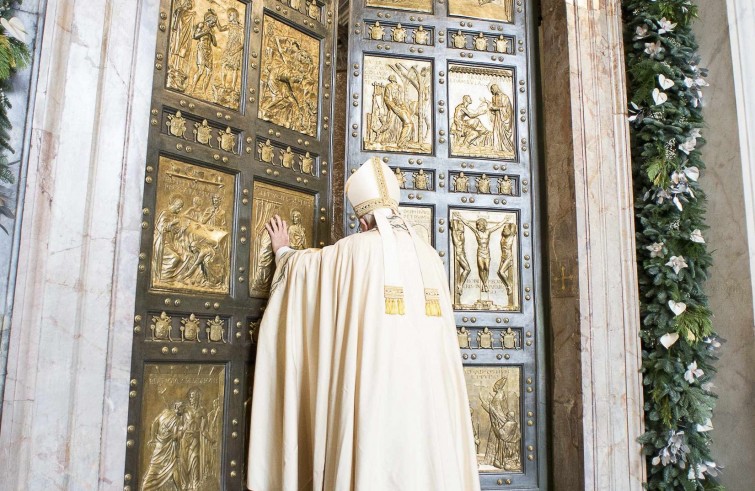 Vaticano, 8 dicembre 2015: Papa Francesco apre la Porta Santa nella basilica di San Pietro