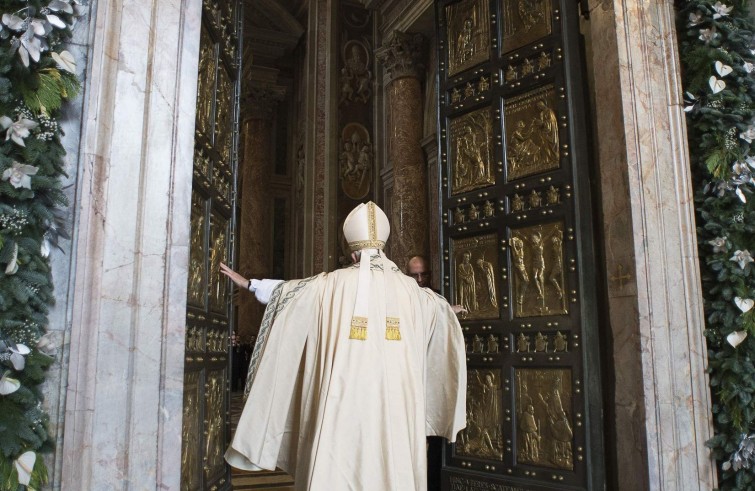 Vaticano, 8 dicembre 2015: Papa Francesco apre la Porta Santa nella basilica di San Pietro