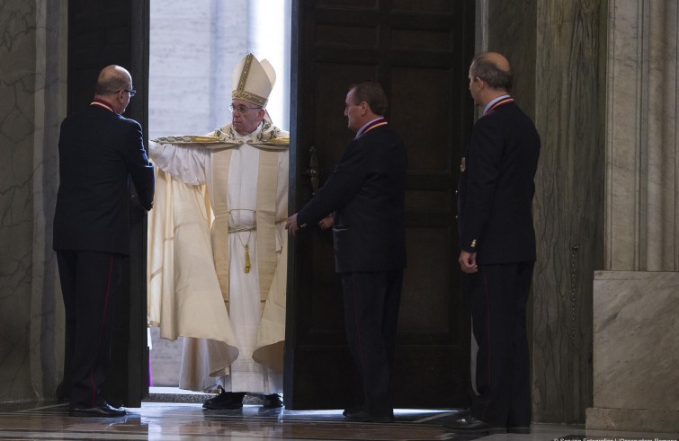 Vaticano, 8 dicembre 2015: Papa Francesco apre la Porta Santa nella basilica di San Pietro