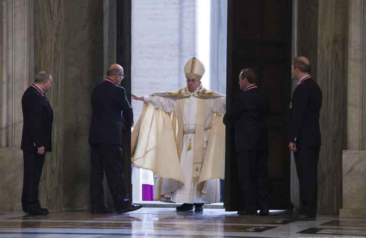 Vaticano, 8 dicembre 2015: Papa Francesco apre la Porta Santa nella basilica di San Pietro