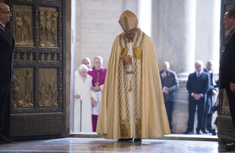 Vaticano, 8 dicembre 2015: Papa Francesco apre la Porta Santa nella basilica di San Pietro