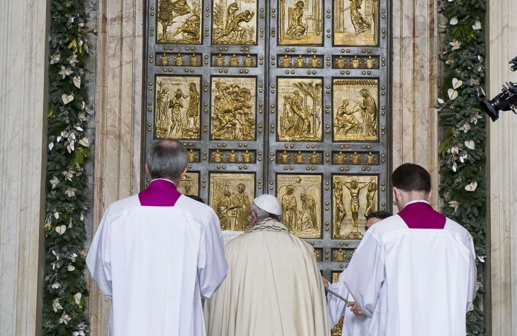 Vaticano, 8 dicembre 2015: Papa Francesco apre la Porta Santa nella basilica di San Pietro