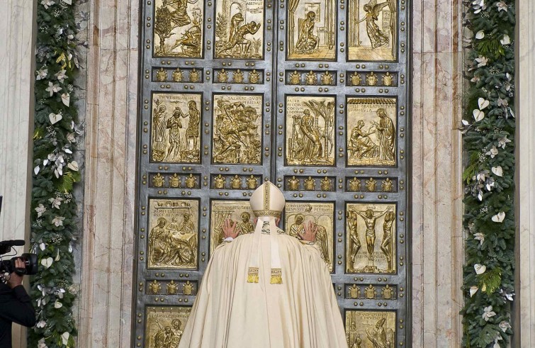 Vaticano, 8 dicembre 2015: Papa Francesco apre la Porta Santa nella basilica di San Pietro