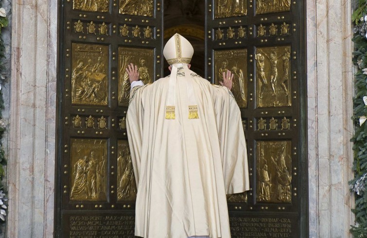 Vaticano, 8 dicembre 2015: Papa Francesco apre la Porta Santa nella basilica di San Pietro