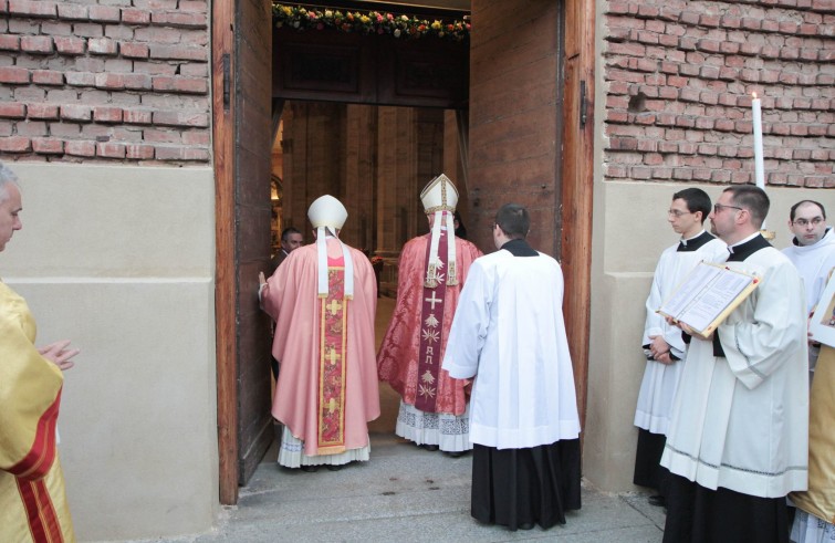 Due vescovi - mons. Giovanni Giudici e mons. Andrea Migliavacca - aprono la Porta santa della cattedrale - Pavia