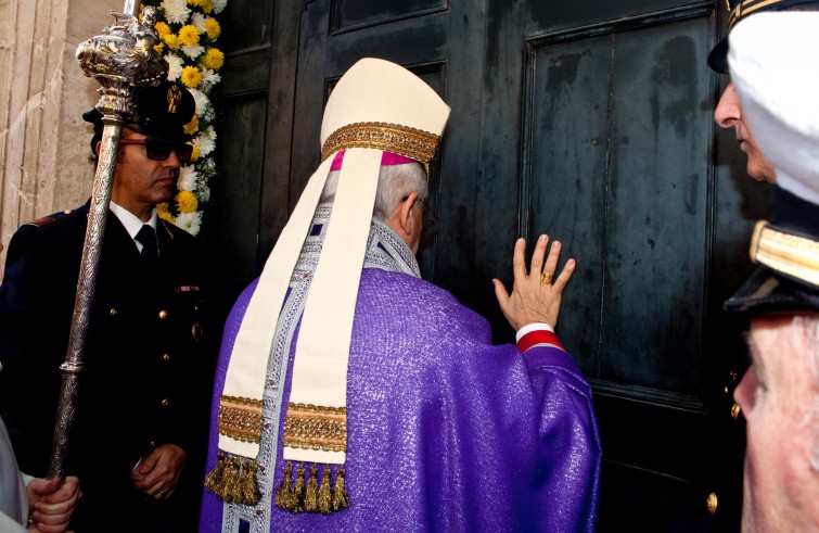 Mons. Michele Castoro apre la Porta santa della cattedrale - Manfredonia