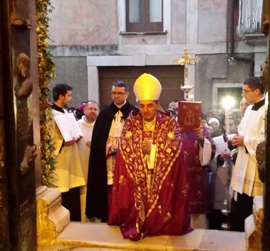 Mons. Antonio De Luca apre la Porta santa della cattedrale di Teggiano