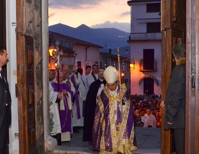 Mons. Antonio De Luca apre la Porta santa della concattedrale di Policastro