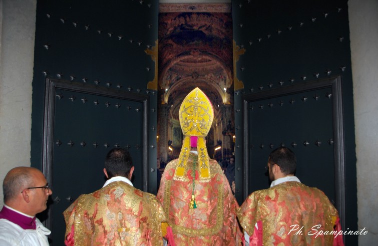 Mons. Antonino Raspanti apre la Porta santa della cattedrale - Acireale