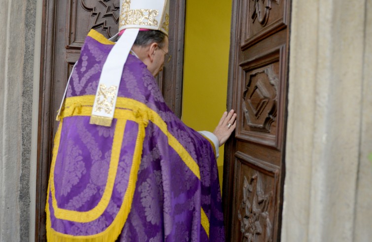 Mons. Pier Giorgio Micchiardi apre la Porta santa della cattedrale - Acqui