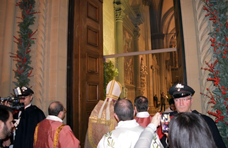 Mons. Riccardo Fontana apre la Porta santa della cattedrale - Arezzo