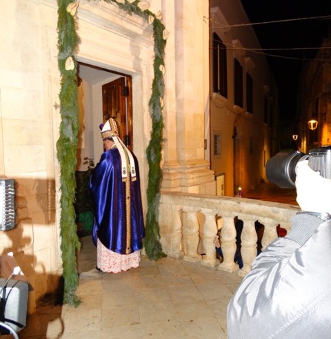 Mons. Claudio Maniago apre la Porta santa della cattedrale - Castellaneta