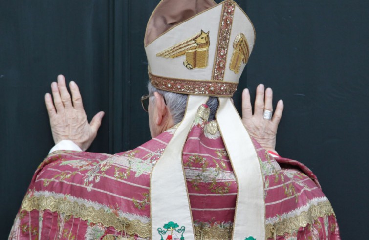 Mons. Adriano Tessarollo apre la Porta santa della cattedrale - Chioggia