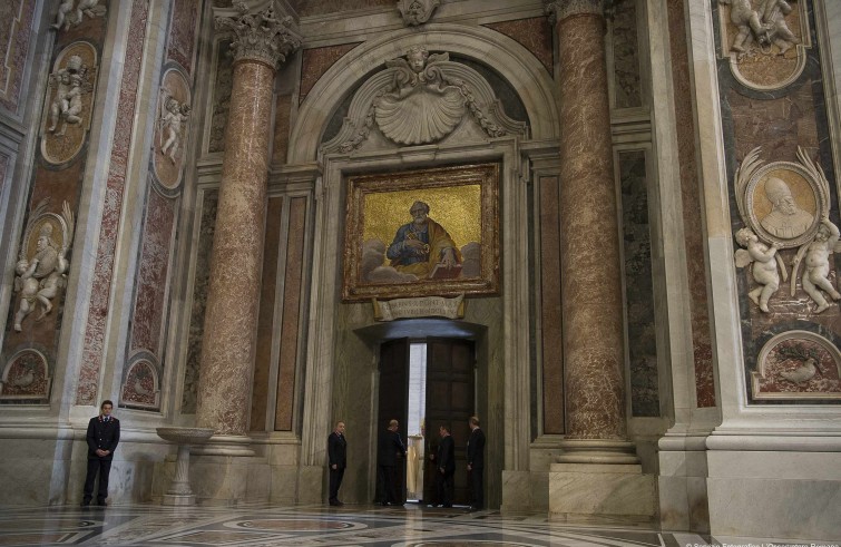 Vaticano, 8 dicembre 2015: Papa Francesco apre la Porta Santa nella basilica di San Pietro