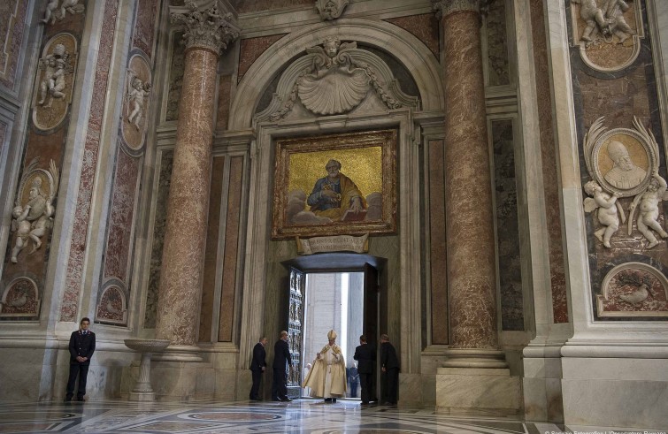 Vaticano, 8 dicembre 2015: Papa Francesco apre la Porta Santa nella basilica di San Pietro