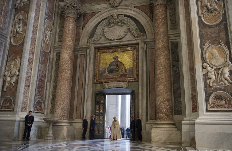 Vaticano, 8 dicembre 2015: Papa Francesco apre la Porta Santa nella basilica di San Pietro