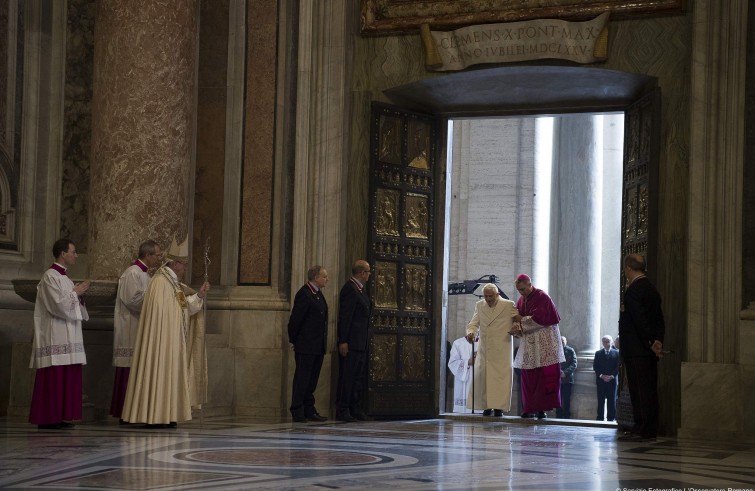 Vaticano, 8 dicembre 2015: Benedetto XVI attraversa la Porta Santa nella basilica di San Pietro