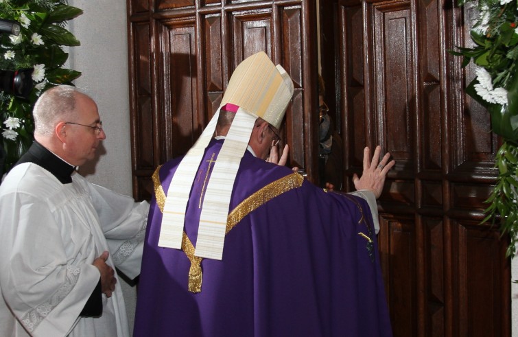 Mons Carlo Redaelli apre la Porta santa della cattedrale - Gorizia