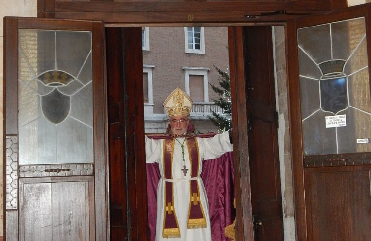 Mons Rodolfo Cetoloni apre la Porta santa della cattedrale - Grosseto