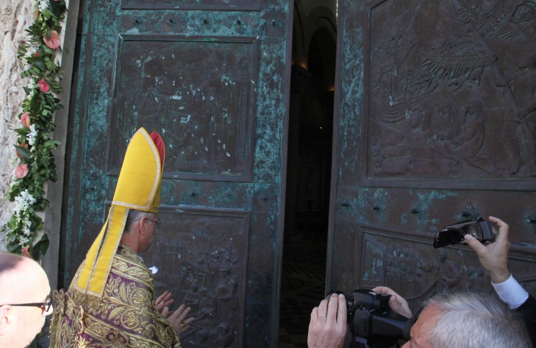 Mons. Antonino Raspanti apre la Porta santa della cattedrale - Messina