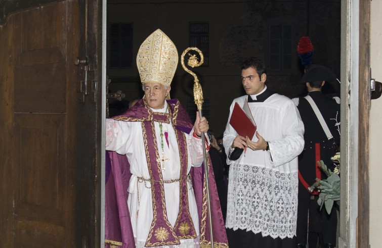 Mons. Edoardo Cerrato  apre la Porta santa della cattedrale - Ivrea