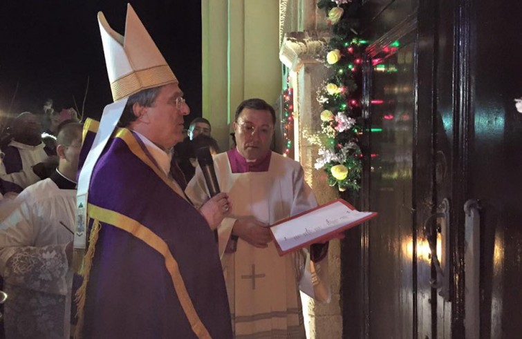 Mons. Francesco Savino, vescovo di Cassano all'Jonio, apre la Porta santa del Santuario della Madonna del Castello a Castrovillari