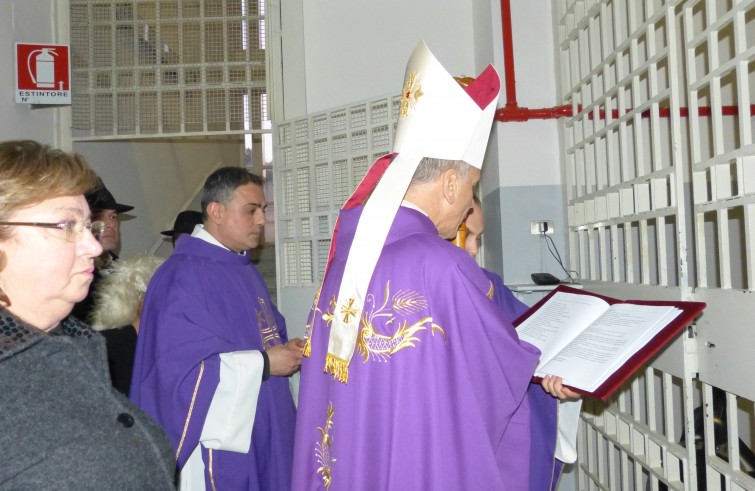 Mons. Gerardo Antonazzo apre la Porta santa in una cella del carcere di Cassino