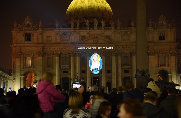 Roma, 9 dicembre 2015: Spettacolo di luce su facciata Basilica San Pietro per apertura Giubileo della Misericordia