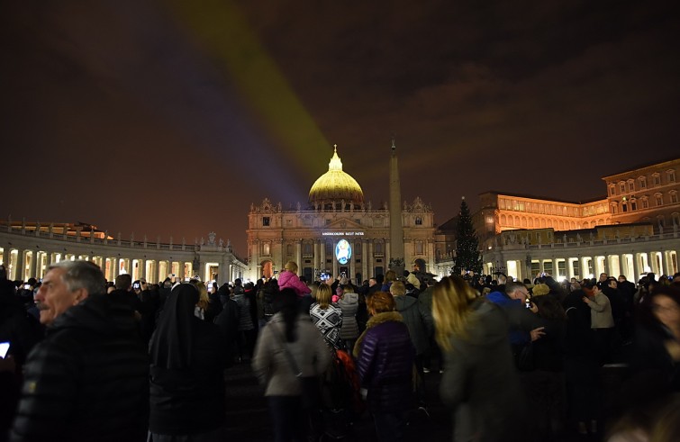 Roma, 9 dicembre 2015: Spettacolo di luce su facciata Basilica San Pietro per apertura Giubileo della Misericordia