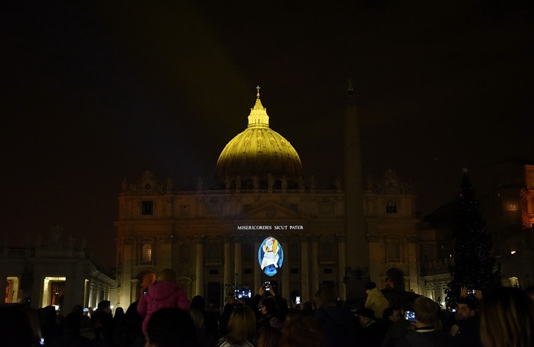 Roma, 9 dicembre 2015: Spettacolo di luce su facciata Basilica San Pietro per apertura Giubileo della Misericordia