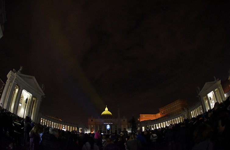 Roma, 9 dicembre 2015: Spettacolo di luce su facciata Basilica San Pietro per apertura Giubileo della Misericordia