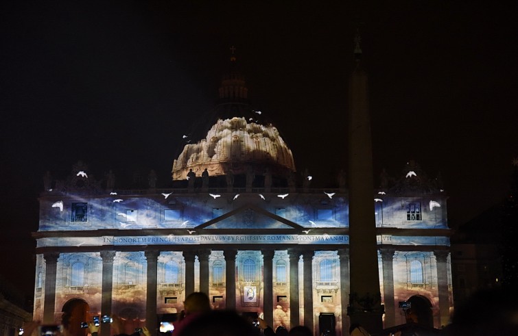 Roma, 9 dicembre 2015: Spettacolo di luce su facciata Basilica San Pietro per apertura Giubileo della Misericordia