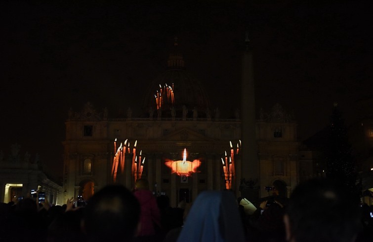 Roma, 9 dicembre 2015: Spettacolo di luce su facciata Basilica San Pietro per apertura Giubileo della Misericordia