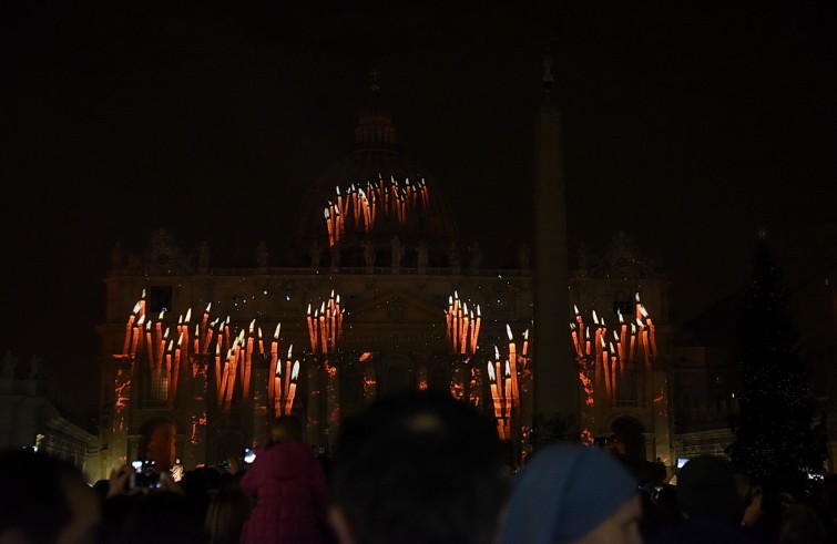 Roma, 9 dicembre 2015: Spettacolo di luce su facciata Basilica San Pietro per apertura Giubileo della Misericordia