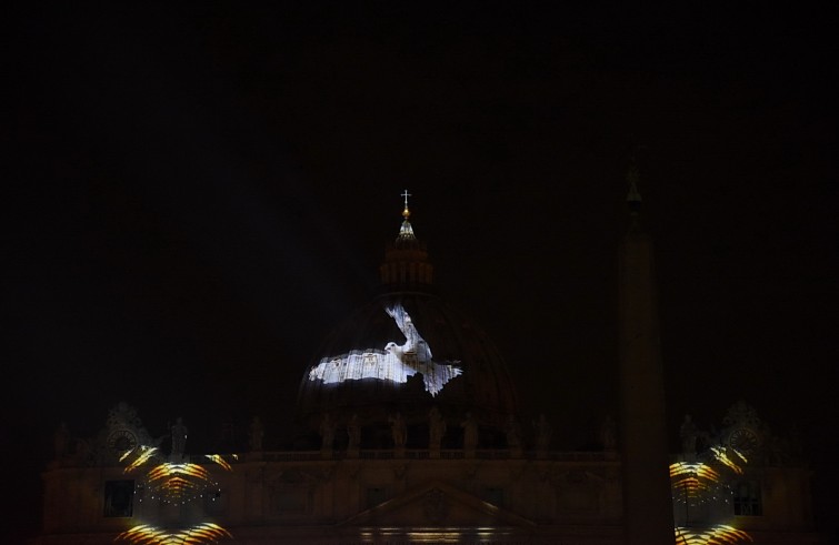 Roma, 9 dicembre 2015: Spettacolo di luce su facciata Basilica San Pietro per apertura Giubileo della Misericordia