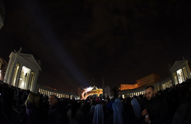 Roma, 9 dicembre 2015: Spettacolo di luce su facciata Basilica San Pietro per apertura Giubileo della Misericordia