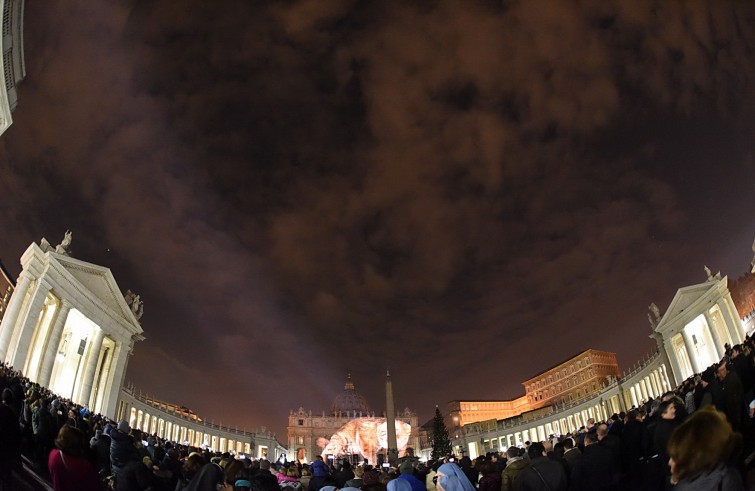 Roma, 9 dicembre 2015: Spettacolo di luce su facciata Basilica San Pietro per apertura Giubileo della Misericordia