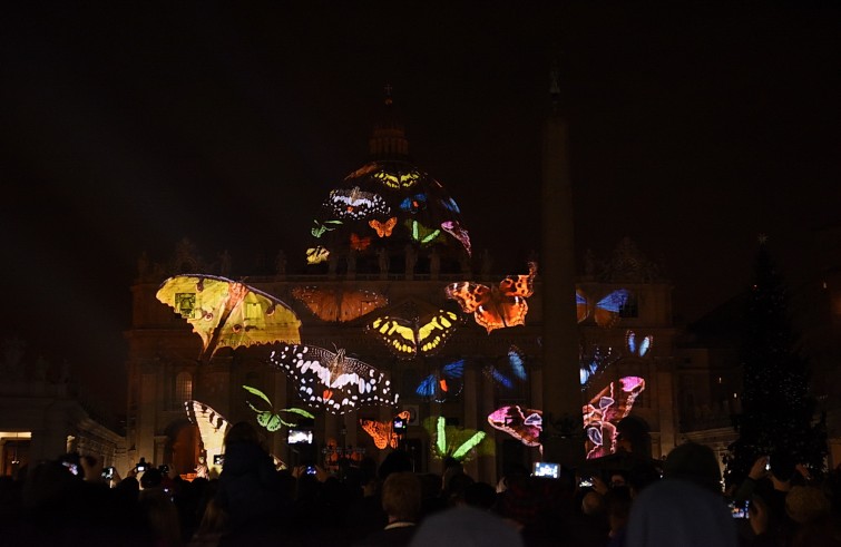 Roma, 9 dicembre 2015: Spettacolo di luce su facciata Basilica San Pietro per apertura Giubileo della Misericordia