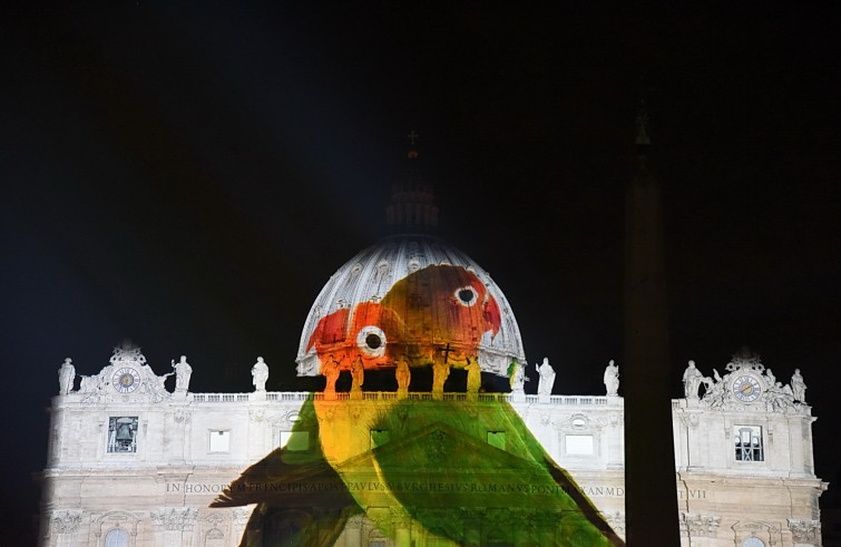 Roma, 9 dicembre 2015: Spettacolo di luce su facciata Basilica San Pietro per apertura Giubileo della Misericordia