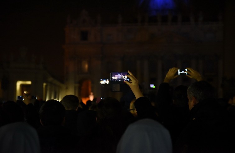 Roma, 9 dicembre 2015: Spettacolo di luce su facciata Basilica San Pietro per apertura Giubileo della Misericordia