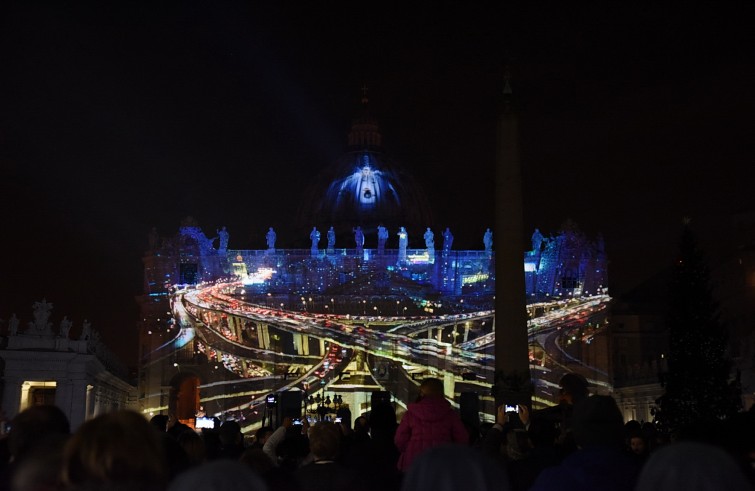 Roma, 9 dicembre 2015: Spettacolo di luce su facciata Basilica San Pietro per apertura Giubileo della Misericordia