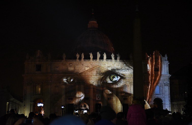 Roma, 9 dicembre 2015: Spettacolo di luce su facciata Basilica San Pietro per apertura Giubileo della Misericordia