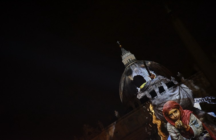 Roma, 9 dicembre 2015: Spettacolo di luce su facciata Basilica San Pietro per apertura Giubileo della Misericordia